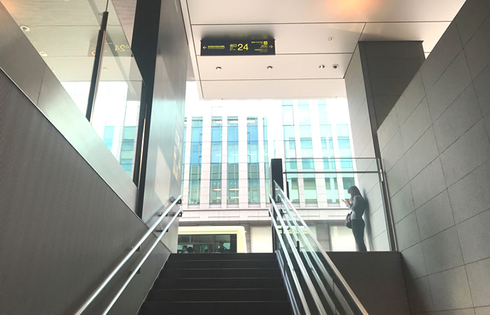 地下鉄烏丸駅階段途中