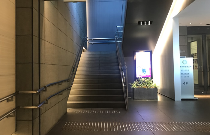 京都ゆかり皮フ科クリニックへの道順　地下鉄烏丸駅階段前