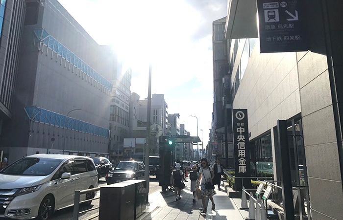 京都ゆかり皮フ科クリニックへの道順　信用金庫の看板