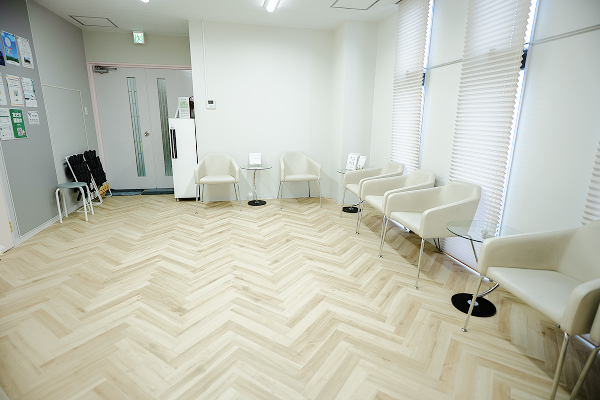 待合室は広々とした空間となっております